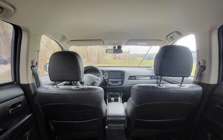 Mitsubishi Outlander III рестайлинг 3, 2022 год, 2 650 000 рублей, 11 фотография