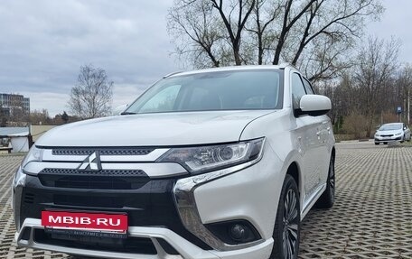 Mitsubishi Outlander III рестайлинг 3, 2022 год, 2 650 000 рублей, 3 фотография