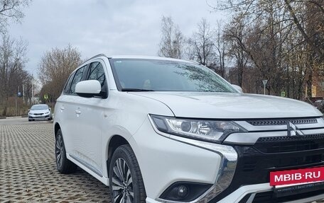 Mitsubishi Outlander III рестайлинг 3, 2022 год, 2 650 000 рублей, 4 фотография