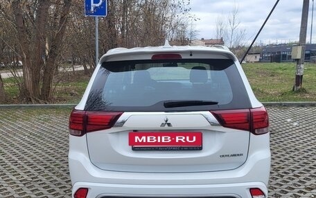 Mitsubishi Outlander III рестайлинг 3, 2022 год, 2 650 000 рублей, 6 фотография
