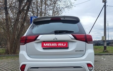 Mitsubishi Outlander III рестайлинг 3, 2022 год, 2 650 000 рублей, 7 фотография