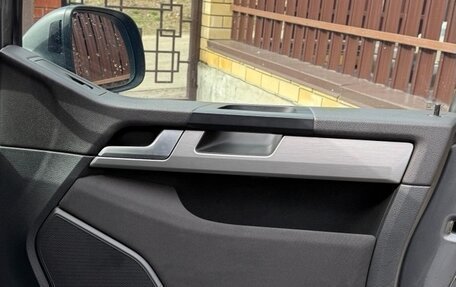 Volkswagen Multivan T6 рестайлинг, 2018 год, 3 890 000 рублей, 18 фотография