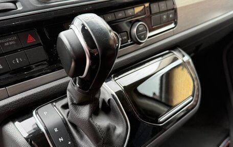 Volkswagen Multivan T6 рестайлинг, 2018 год, 3 890 000 рублей, 25 фотография