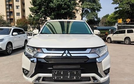 Mitsubishi Outlander III рестайлинг 3, 2022 год, 2 204 000 рублей, 2 фотография