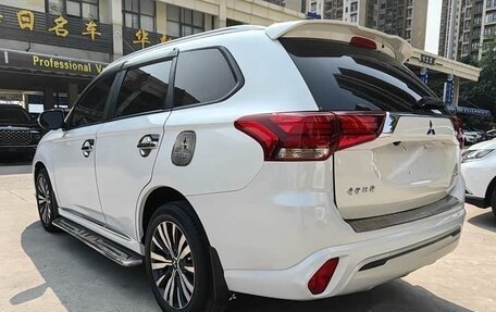 Mitsubishi Outlander III рестайлинг 3, 2022 год, 2 204 000 рублей, 6 фотография