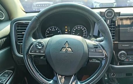 Mitsubishi Outlander III рестайлинг 3, 2022 год, 2 204 000 рублей, 10 фотография