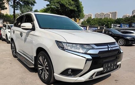 Mitsubishi Outlander III рестайлинг 3, 2022 год, 2 204 000 рублей, 3 фотография