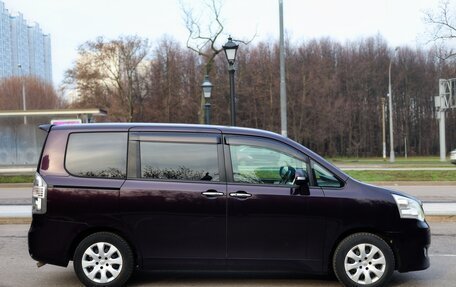 Toyota Noah III, 2013 год, 1 450 000 рублей, 3 фотография