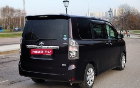 Toyota Noah III, 2013 год, 1 450 000 рублей, 2 фотография