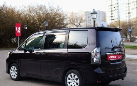 Toyota Noah III, 2013 год, 1 450 000 рублей, 5 фотография
