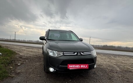 Mitsubishi Outlander III рестайлинг 3, 2013 год, 1 700 000 рублей, 2 фотография