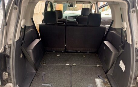 Toyota ISis I, 2011 год, 1 300 000 рублей, 25 фотография