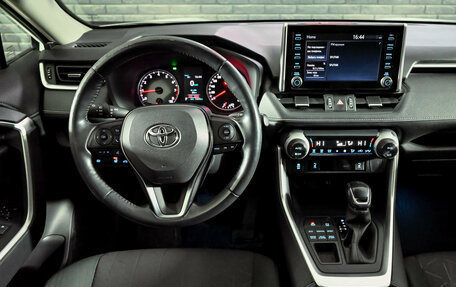 Toyota RAV4, 2019 год, 3 400 000 рублей, 19 фотография