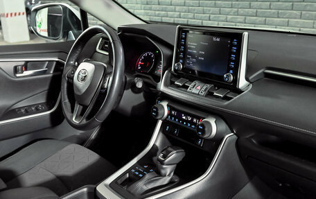 Toyota RAV4, 2019 год, 3 400 000 рублей, 21 фотография