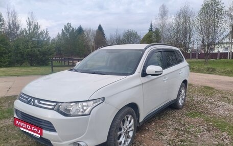 Mitsubishi Outlander III рестайлинг 3, 2013 год, 1 330 000 рублей, 2 фотография