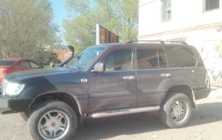 Toyota Land Cruiser 100 рестайлинг 2, 2004 год, 2 000 000 рублей, 3 фотография