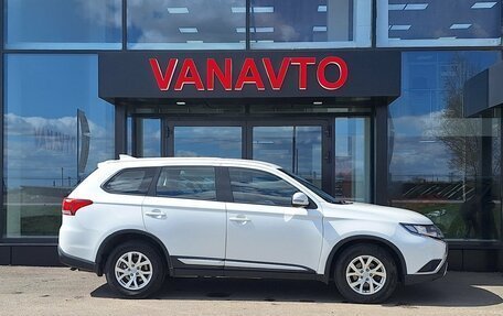 Mitsubishi Outlander III рестайлинг 3, 2018 год, 2 215 000 рублей, 5 фотография