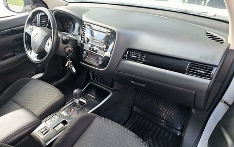 Mitsubishi Outlander III рестайлинг 3, 2018 год, 2 215 000 рублей, 11 фотография