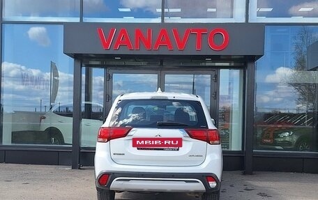 Mitsubishi Outlander III рестайлинг 3, 2018 год, 2 215 000 рублей, 7 фотография