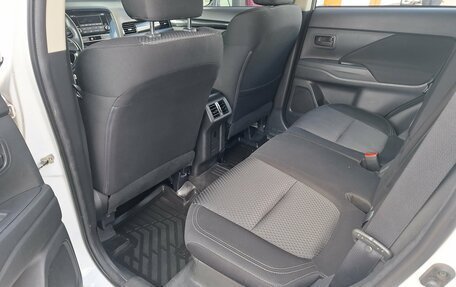 Mitsubishi Outlander III рестайлинг 3, 2018 год, 2 215 000 рублей, 16 фотография