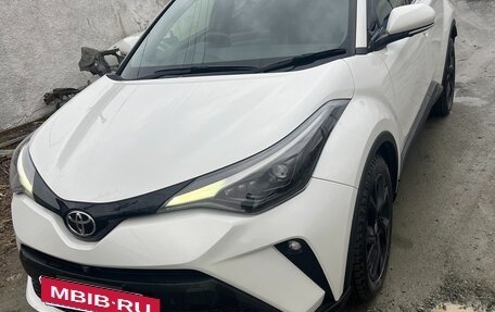 Toyota C-HR I рестайлинг, 2022 год, 2 800 000 рублей, 2 фотография
