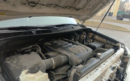 Toyota Sequoia II рестайлинг, 2011 год, 2 740 000 рублей, 8 фотография