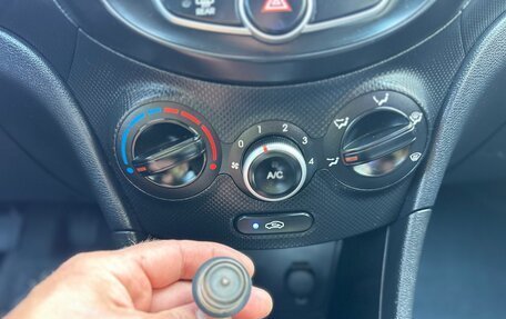 Hyundai Solaris II рестайлинг, 2014 год, 900 000 рублей, 24 фотография