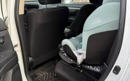 Mitsubishi Outlander III рестайлинг 3, 2017 год, 1 760 000 рублей, 13 фотография