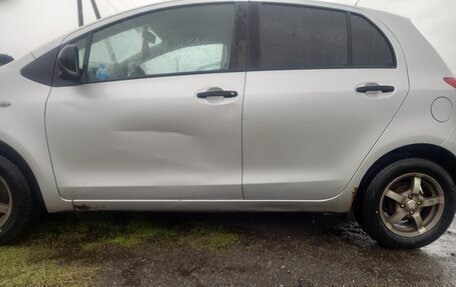 Toyota Yaris III рестайлинг, 2009 год, 530 000 рублей, 3 фотография