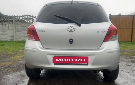 Toyota Yaris III рестайлинг, 2009 год, 530 000 рублей, 4 фотография