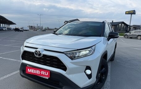 Toyota RAV4, 2021 год, 3 650 000 рублей, 2 фотография