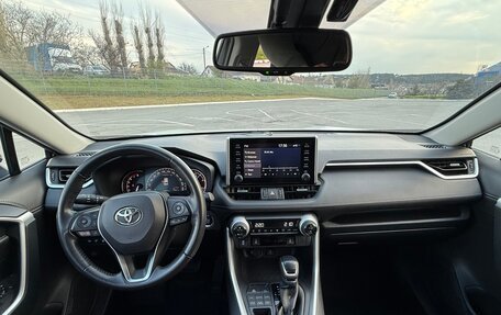 Toyota RAV4, 2021 год, 3 650 000 рублей, 15 фотография