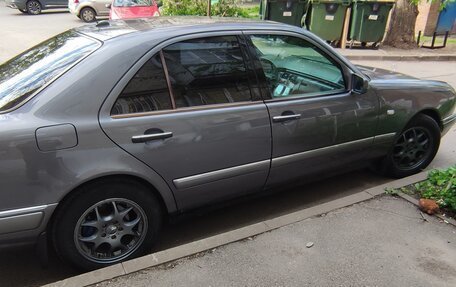 Mercedes-Benz E-Класс, 1999 год, 800 000 рублей, 4 фотография