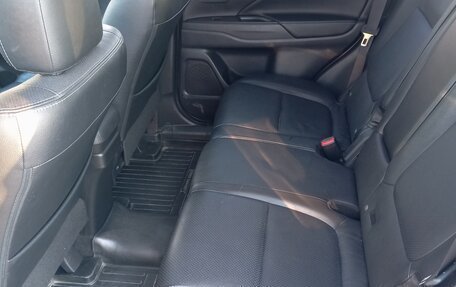 Mitsubishi Outlander III рестайлинг 3, 2014 год, 1 920 000 рублей, 9 фотография