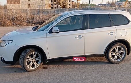 Mitsubishi Outlander III рестайлинг 3, 2014 год, 1 920 000 рублей, 2 фотография