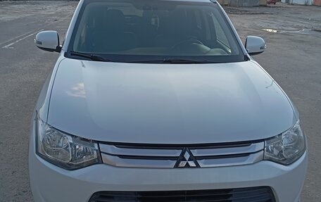 Mitsubishi Outlander III рестайлинг 3, 2014 год, 1 920 000 рублей, 4 фотография