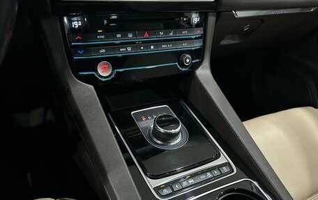 Jaguar F-Pace, 2016 год, 2 590 000 рублей, 15 фотография