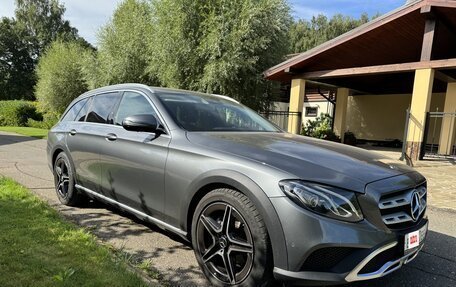 Mercedes-Benz E-Класс, 2019 год, 4 500 000 рублей, 10 фотография