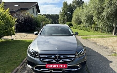 Mercedes-Benz E-Класс, 2019 год, 4 500 000 рублей, 3 фотография