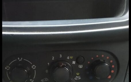 Renault Logan II, 2017 год, 310 000 рублей, 4 фотография