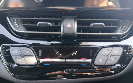 Toyota C-HR I рестайлинг, 2023 год, 1 814 000 рублей, 19 фотография