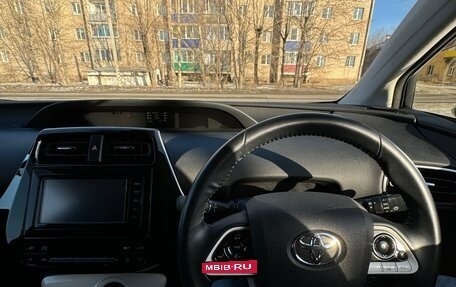 Toyota Prius IV XW50, 2016 год, 1 450 000 рублей, 11 фотография