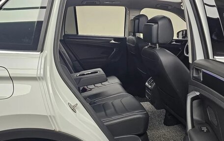 Volkswagen Tiguan II, 2021 год, 3 427 000 рублей, 5 фотография