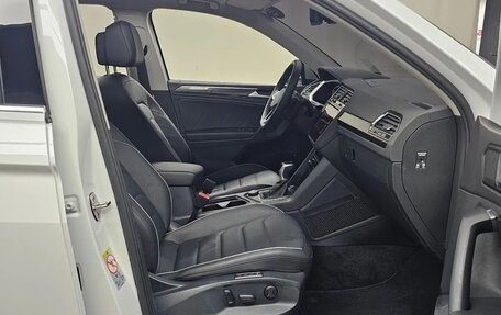 Volkswagen Tiguan II, 2021 год, 3 427 000 рублей, 7 фотография