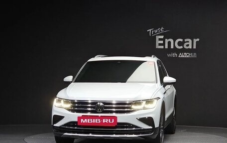 Volkswagen Tiguan II, 2021 год, 3 427 000 рублей, 2 фотография