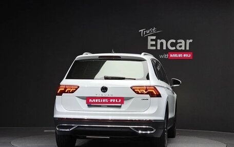 Volkswagen Tiguan II, 2021 год, 3 427 000 рублей, 3 фотография