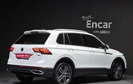 Volkswagen Tiguan II, 2021 год, 3 427 000 рублей, 4 фотография