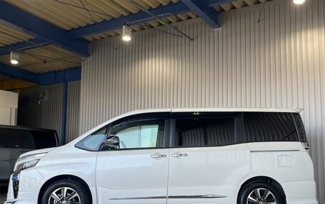 Toyota Voxy III, 2021 год, 1 770 000 рублей, 5 фотография