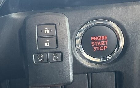 Toyota Voxy III, 2021 год, 1 770 000 рублей, 14 фотография