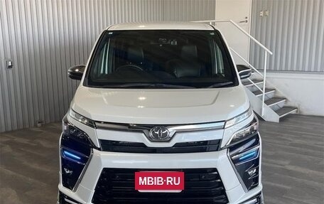 Toyota Voxy III, 2021 год, 1 770 000 рублей, 2 фотография